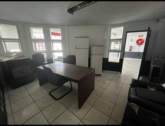 2,300M² SHOWROOM FOR SALE IN ANDERBOLT